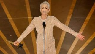 جيمي لي كورتيس لحظة استلام الجائزة