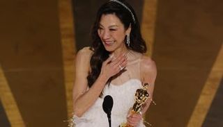 ميشيل يوه لحظة استلام الجائزة