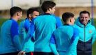 "برشلونة ستاند أب".. فضيحة الفساد تحول تشافي إلى "كوميديان"