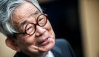 وفاة الروائي الياباني كنزابورو أوي حائز "نوبل"