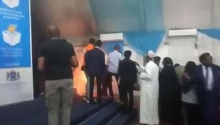 لحظة اندلاع الحريق وإجلاء الرئيس الصومالي
