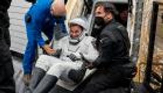 مركز محمد بن راشد للفضاء ينشر صورا للحظة وصول طاقم "Crew-5" إلى الأرض