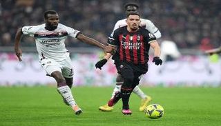 إسماعيل بن ناصر لاعب وسط ميلان ضد ساليرنيتانا