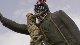 لحظة الإطاحة بتمثال صدام حسين في بغداد قبل 20 عاما