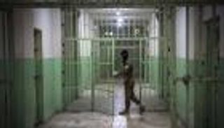 وفاة نزيل تنكأ جراح "التعذيب" بالسجون العراقية.. وإحالة 3 ضباط للتحقيق