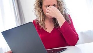 الصداع من علامات الحاجة إلى نظارة مخصصة للشاشة