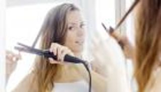 فرد وتجعيد الشعر.. نصائح ذهبية عند استخدام المكواة