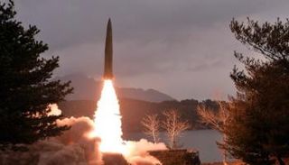 جانب من عملية إطلاق الصواريخ الباليستية