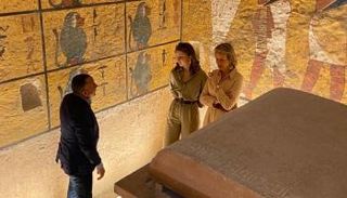 الملكة ماتيلدا والأميرة إليزابيث في مقبرة توت عنخ آمون