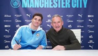 الأرجنتيني جوليان ألفارير مهاجم مانشستر سيتي