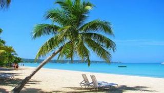 شواطئ جامايكا.. جنة لعشاق الرياضات المائية والسباحة