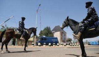 عنصرا شرطة أمام مركز انتخابي في كانو بنيجيريا- أرشيفية 