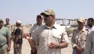 العميد طارق صالح خلال تفقده مراكز تدريب لقواته
