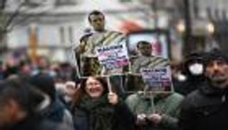 "نكسة ماكرون".. رقعة الاحتجاجات تتسع في فرنسا