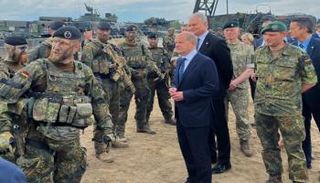 المستشار الألماني والرئيس الليتواني يزوران القوات الألمانية في ليتوانيا