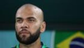 دوري ألفيس لكرة القدم.. أسطورة برشلونة يتألق في السجن