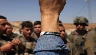 متظاهر يرتدي سوارًا مكتوبا عليه بالعربية 