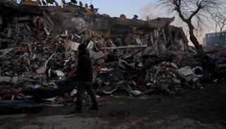 آثار الزلزال المدمر في تركيا