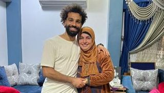محمد صلاح مع والدته