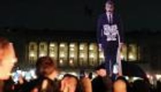 ماكرون بين أزمتين.. هل ينبعث "الوسطي" من رماد الغضب؟