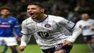 فارس شايبي يوضح.. كيف تعامل نجوم الجزائر مع اللاعبين الجدد؟