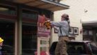 أمريكي يقطع بطاقة ائتمان بمنشار يعمل بالطاقة الشمسية.. رسالة للبنوك