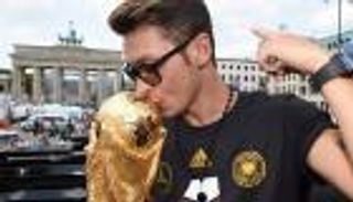 مسعود أوزيل.. الساحر الذي حوله "كوخ قردة" إلى بطل العالم