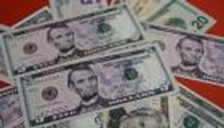 رد فعل "صادم" للدولار على قرار رفع الفائدة الأمريكية.. ماذا عن الذهب؟