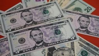 الدولار يتراجع إثر قرار رفع أسعار الفائدة