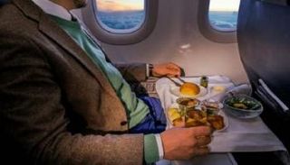 مسافر يأكل في الطائرة- أرشيفية