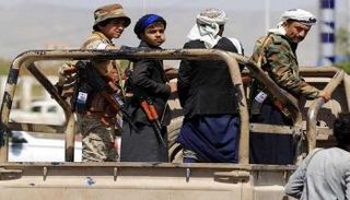 مسلحون حوثيون على متن إحدى الدوريات - أرشيفية