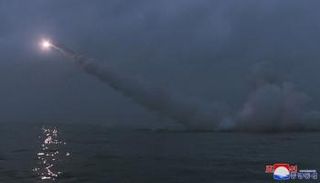 إطلاق صاروخ من غواصة كورية شمالية في وقت سابق- رويترز