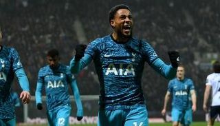 أرنوت دانجوما نجم منتخب هولندا وفريق توتنهام