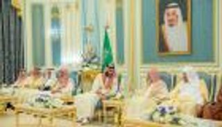 فيديو تواضع ولي العهد السعودي.. احتفاء واسع على "تويتر"