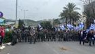 هتافات الآلاف تدفع وزير دفاع إسرائيل لمغادرة صمته.. هل تتبدل المعادلة؟