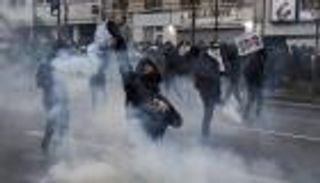 "ضبط النفس" في احتجاجات فرنسا وإيران.. "سهام دبلوماسية"