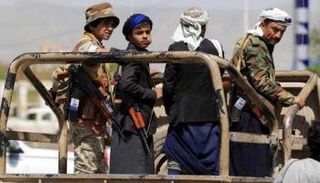 مسلحون حوثيين على متن إحدى الدوريات - أرشيفية