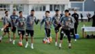 ضحكة تحمل البشرى.. 3 مفاجآت جديدة تنتظر منتخب الجزائر