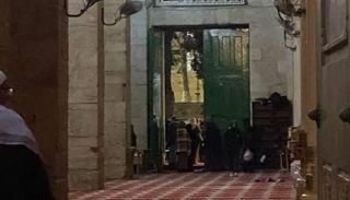 جانب من إخلاء المعتكفين من المسجد الأقصى