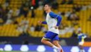في الكامب نو.. جمهور برشلونة يحتفل برونالدو (فيديو)