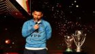 أعاد مارادونا وبيليه للحياة.. عصا وتمثال يجعلان ميسي قائدا للعالم (صور)