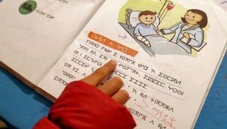 تلميذ ليبي يدرس اللغة الأمازيغية في مدرسة في زوارة