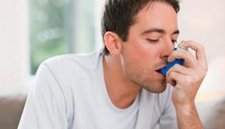 رجل يستعمل بخاخة الربو- أرشيفية