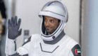 أول حلاقة شعر لسلطان النيادي في الفضاء (صورة)