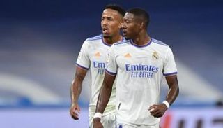 أفضل 10 مدافعين في العالم