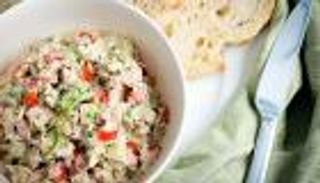 سحور اليوم العاشر من رمضان 2023.. سلطة التونة بالزبادي