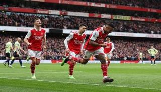 أرسنال متصدر الدوري الإنجليزي