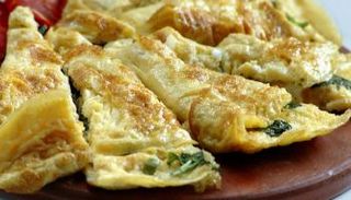 طبق أومليت البيض والسبانخ