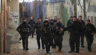 الشرطة الإسرائيلية في البلدة القديمة بالقدس بعد حادث إطلاق النار 