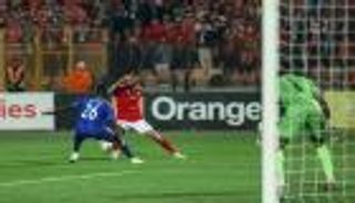 لقطة غريبة تفسد ليلة إسقاط الهلال في الأهلي (فيديو)